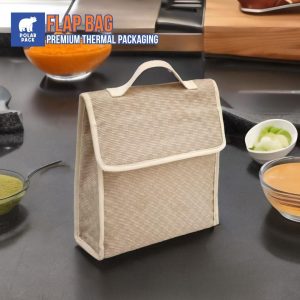 Tas bekal model flap bag dari Polar Pack berwarna krem dengan handle, diletakkan di atas meja dapur, cocok untuk membawa bekal makan siang.