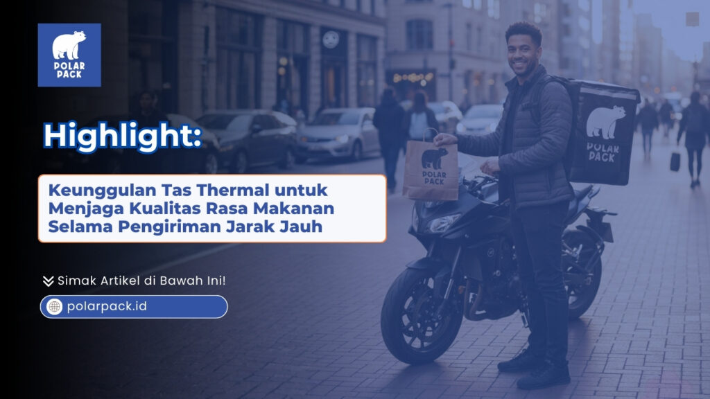 Kurir motor tersenyum membawa tas thermal di punggung sebagai contoh keunggulan tas thermal untuk menjaga kualitas rasa makanan selama pengiriman jarak jauh