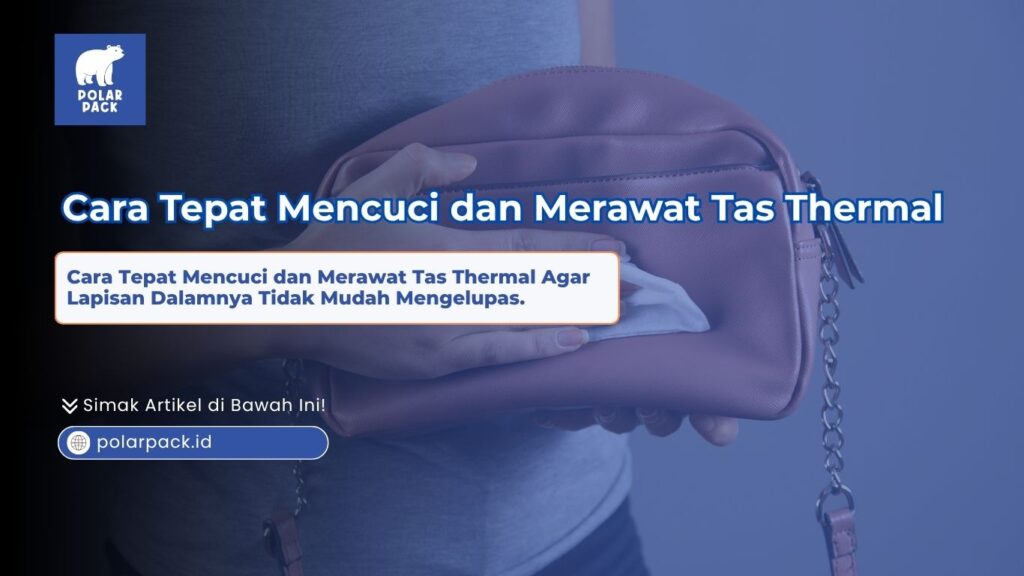 Cara tepat mencuci dan merawat tas thermal agar lapisan dalamnya tidak mudah mengelupas dengan menyeka permukaan tas berwarna merah muda menggunakan tisu basah secara lembut