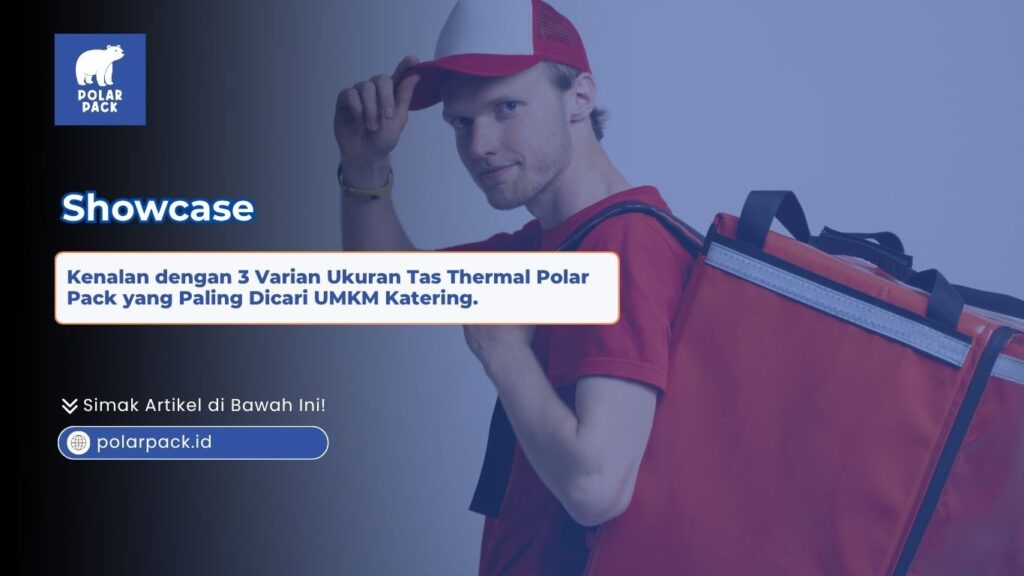 Seorang kurir pria bertopi merah menggendong tas thermal Polar Pack ukuran besar model ransel warna merah untuk showcase varian ukuran pengiriman katering UMKM