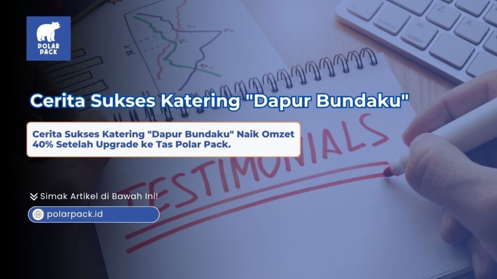 Sebuah tangan menuliskan kata testimonials menggunakan spidol merah di buku catatan sebagai ilustrasi cerita sukses katering Dapur Bundaku bersama Polar Pack