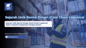 Sejarah unik rantai dingin Cold Chain Logistics dalam industri pengiriman pangan dunia yang menampilkan seorang pekerja wanita berrompi keselamatan memegang tablet di dalam gudang pendingin raksasa