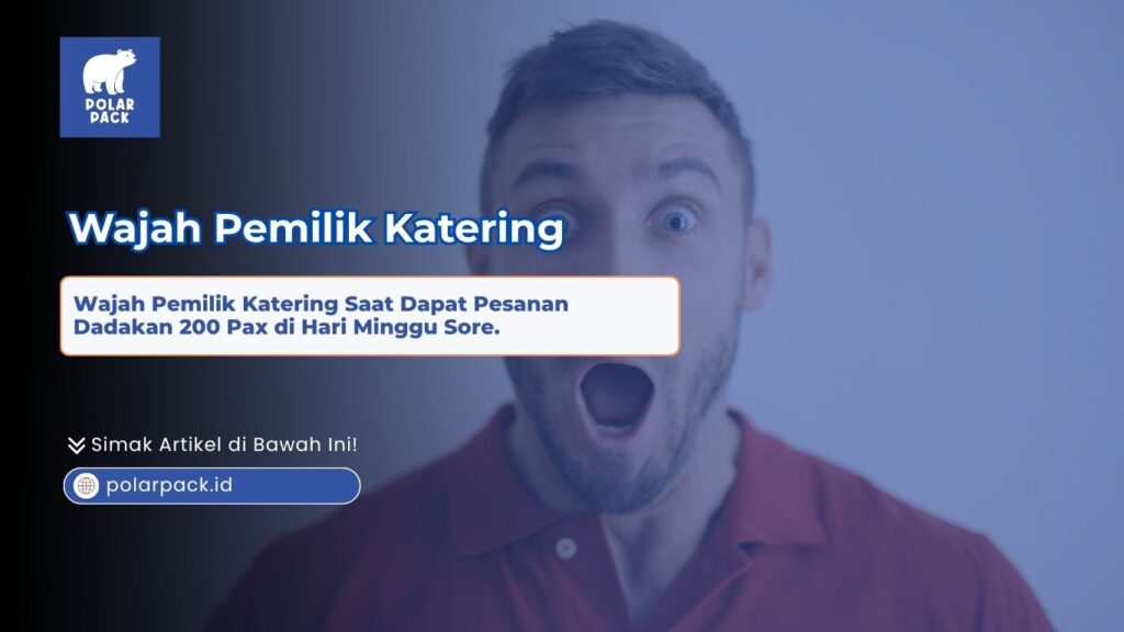 Wajah pemilik katering pria berbaju merah dengan ekspresi melotot kaget dan mulut terbuka lebar saat mendapat pesanan dadakan 200 pax di hari Minggu sore