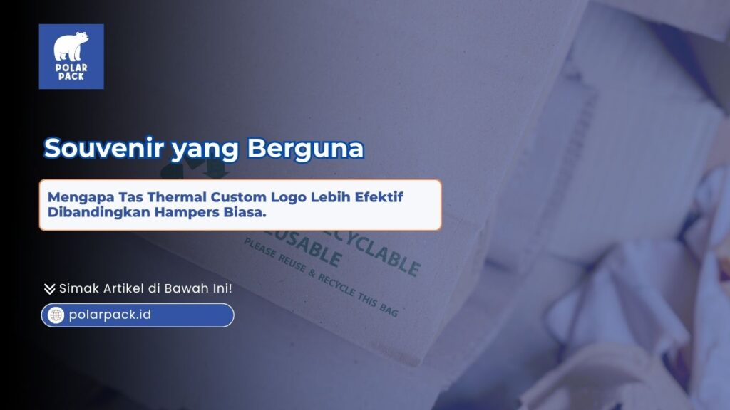 Alasan mengapa tas thermal custom logo lebih efektif dibandingkan hampers biasa dengan menampilkan teks bertuliskan reusable dan recyclable pada permukaan tas ramah lingkungan Polar Pack