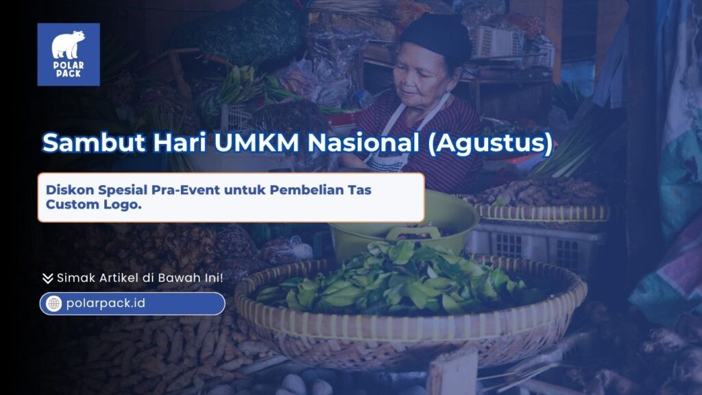 Sambut Hari UMKM Nasional Agustus diskon spesial pra event untuk pembelian tas custom logo yang menampilkan seorang pedagang wanita lansia tersenyum di antara jualan bumbu dan bahan pangan tradisional pasar